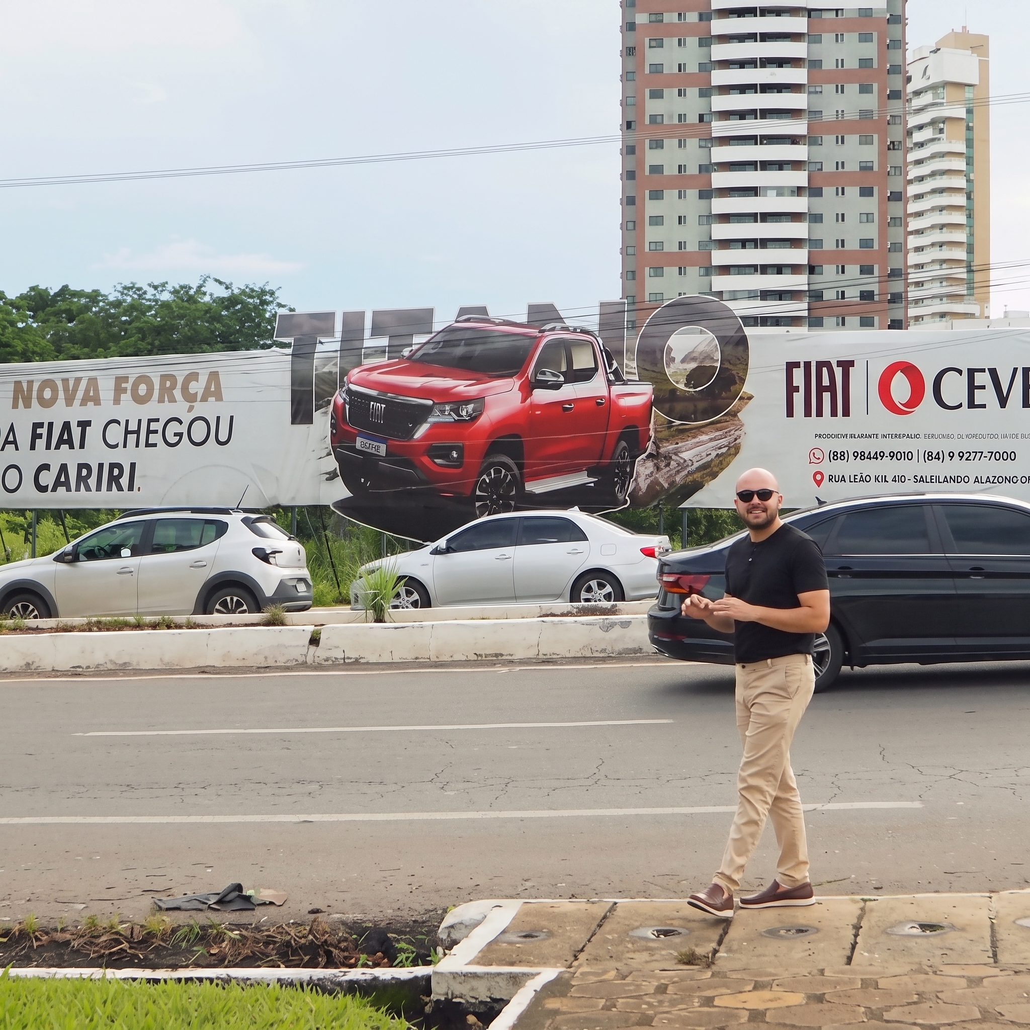Outdoor Fiat Titano na Avenida Padre Cícero